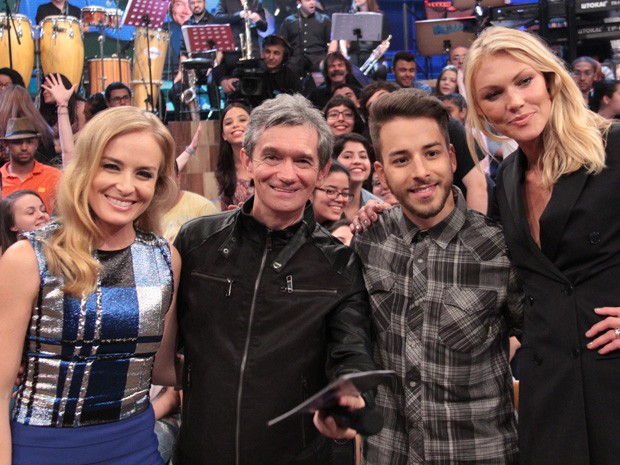 Angélica, Serginho, Junior Lima e Shirley Mallmann no intervalo do programa (Foto: TV Globo/Altas Horas)