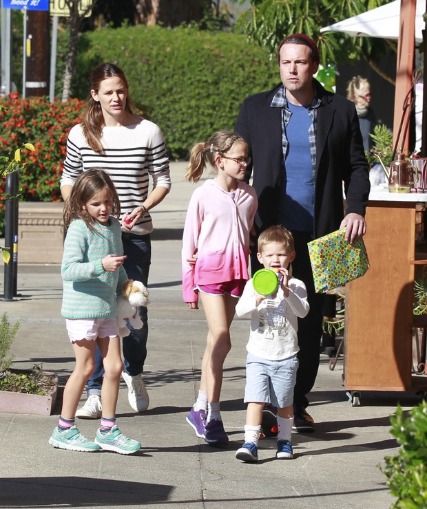 Jennifer Garner e Ben Afleck passeiam juntos ao lado dos filhos (Foto: Grosby Group)