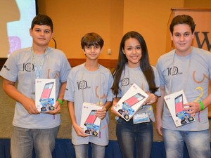 O estudante de Nova Olímpia (à esq) com outros premiados (Foto: Luciana de Freitas/Arquivo Pessoal)