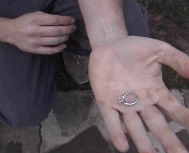 Sean fez anel aparecer em sua mão ao pedir para namorada filmá-lo (Foto: Reprodução)