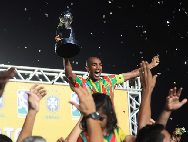 Arlindo levanta taça de campeão Brasileiro (Foto: Diego Chaves/O Estado)