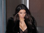 Kim Kardashian investe em figurino decotado em programa com o noivo