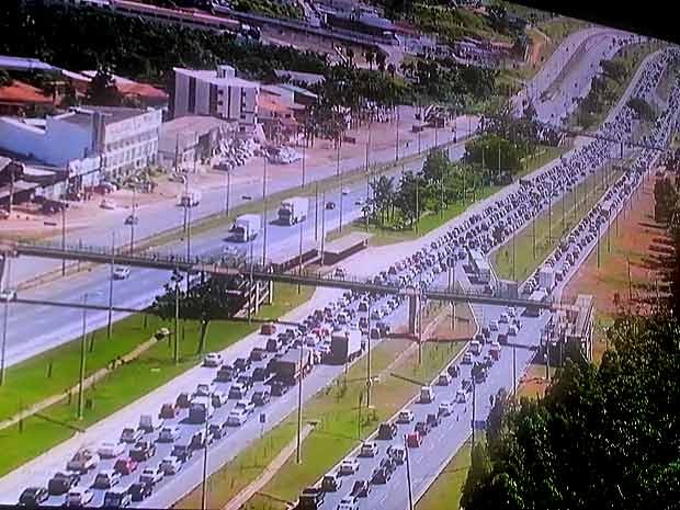 Congestionamento na EPTG no sentido Plano Piloto causado por interdição de faixas da via após novo rompimenro de adutora na manhã desta quinta (6) (Foto: TV Globo/reprodução)