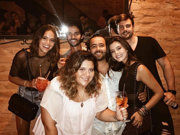 Bruna Marquezine e Giovanna Lancellotti com amigos em festa na Zona Sul do Rio (Foto: Instagram/ Reprodução)