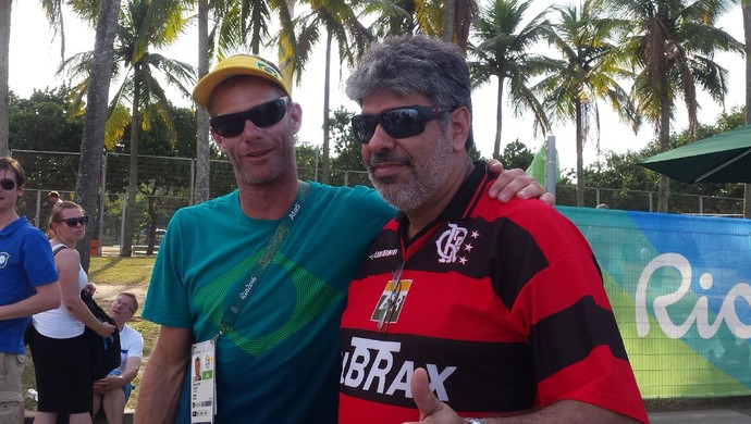 Robert Scheidt com um fã enquanto esperava o vento para a medal race vela (Foto: Bruno Giufrida)