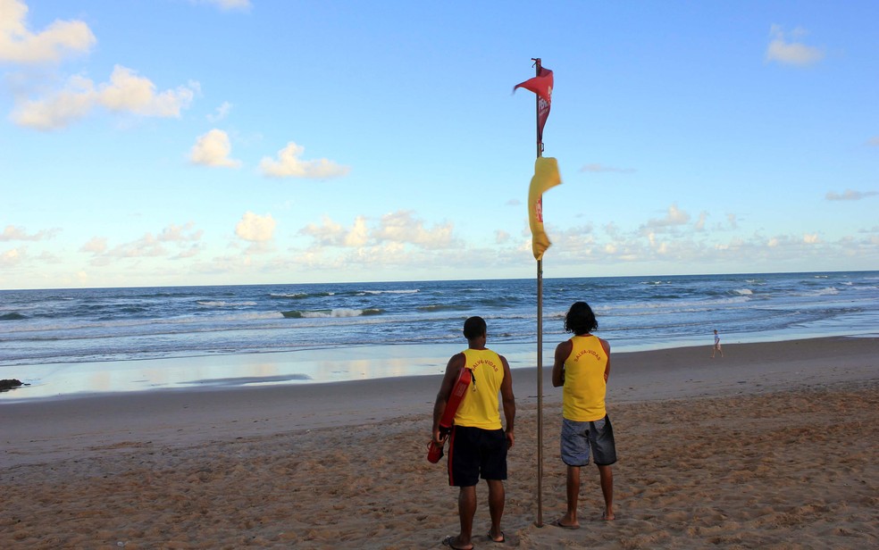 Agentes do Salvamar a postos para atendimento em praia de Salvador (Foto: Evilania Sena/ Secom)