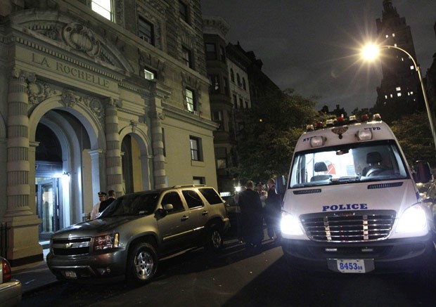 Carro da polícia em frente ao apartamento em que ocorreu o crime (Foto: AP)