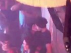 Zac Efron e Michelle Rodriguez, ex de Delevingne, trocam beijos em boate  