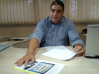 Segundo o delegado Sandro dos Santos, suspeito foi preso enviando um vídeo pornográfico do computador da prefeitura (Foto: Sílvio Rogério/RPCTV Londrina)