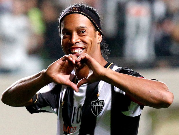 Ronaldinho Gaúcho comemoração vitória Atlético-MG (Foto: AP)