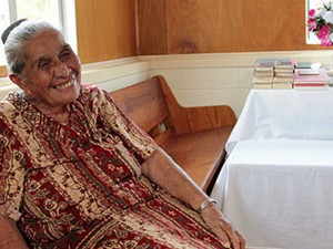 Mama Aka, de 92 anos, a habitante mais idosa da ilha (Foto: BBC)