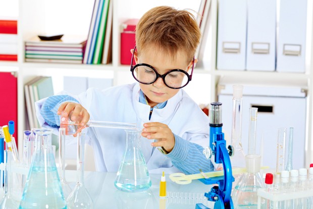 Crianças aprendem e pensam como cientistas, diz estudo (Foto: Shutterstock)