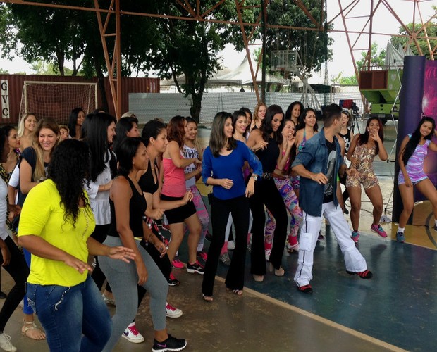 O coreógrafo Sylvio Lemgruber e a ex-bailarina Carla Prata ensinaram alguns passos de dança para as meninas (Foto: TV Centro América/Luana Daubian)