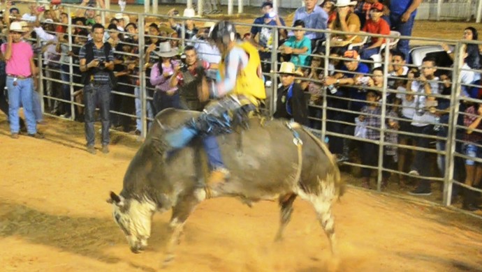Antônio Ivo, campeão do rodeio da Expoacre 2016 (Foto: Reprodução/GloboEsporte.com)