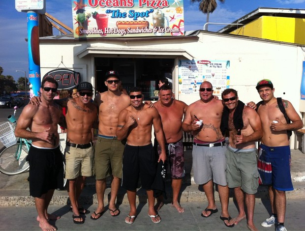 Junior Cigano curte praia com Fabrício Morango, Cristiano Marcello e outros (Foto: Reprodução / Twitter)