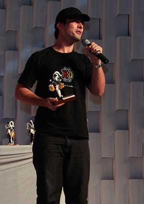 Moacir Izidor recebeu o Troféu Arlequim de melhor ator por &quot;Indignados&quot; (Foto: Divulgação)
