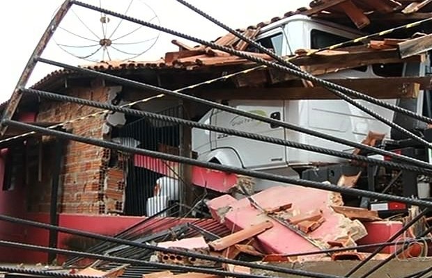 Caminhão desgovernado atinge casa em Jataí, Goiás (Foto: Reprodução TV Anhanguera)