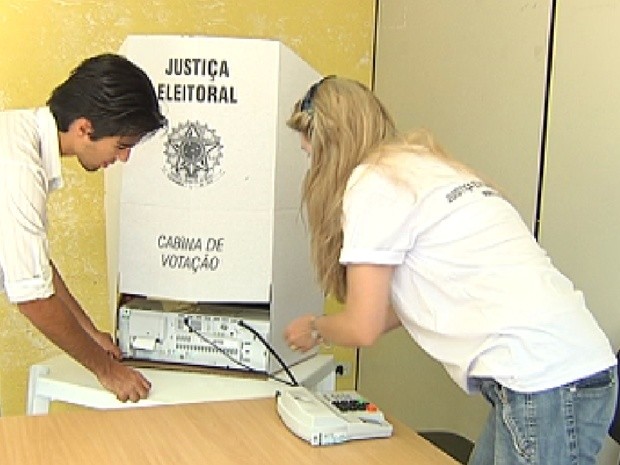 Funcionários da justiça eleitoral instalam urna na Fundação Casa de Rio Preto (Foto: Reprodução/TV Tem)