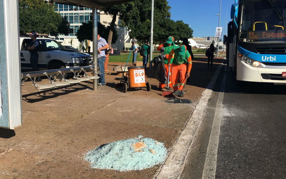 Garis recolhem cacos de vidro de paradas de ônibus da Esplanada dos Ministérios que foram depredadas durante manifestação contra Temer (Foto: Luiza Garonce/G1)