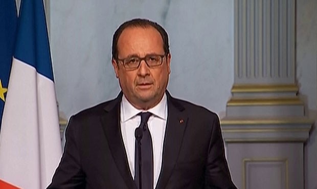 O presidente da França, François Hollande, fala sobre os ataques simultâneos em Paris (Foto: Reprodução/Reuters)