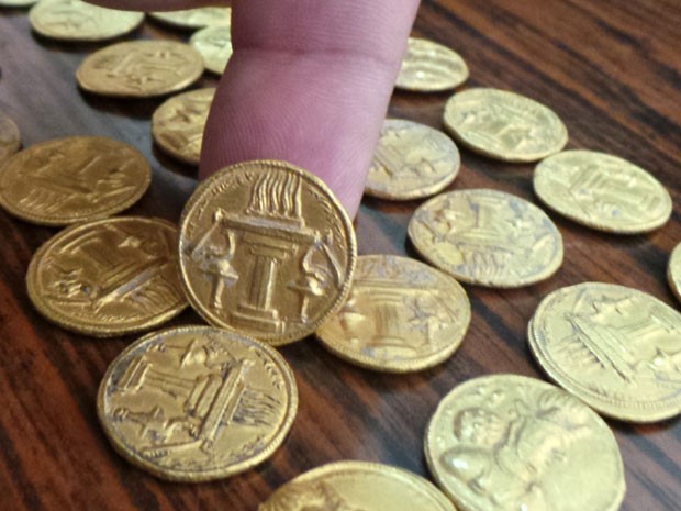 As moedas foram enviadas a um laboratório para testes. Posteriormente, serão enviadas para serem expostas no Museu Nacional de Bagdá. (Foto: Ali Al-Alak/AFP)
