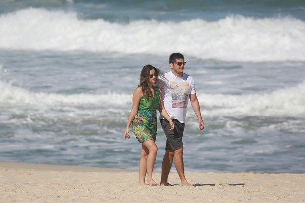 Polliana Aleixo e Bruno Gissoni gravam na praia (Foto: Dilson Silva / Agnews)