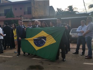 Bandeira do Brasil é ostentada como símbolo de patriotismo e luta pela moralidade (Foto: Toni Francis/G1)