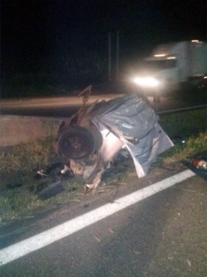 Carro ficou destruído após bater em carreta na Fernão Dias, trecho de Itapeva (Foto: Polícia Rodoviária Federal)