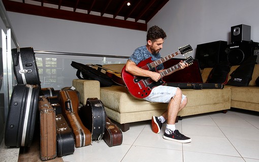 Fã de rock, cantor tem guitarras na área reservada para estúdio musical
