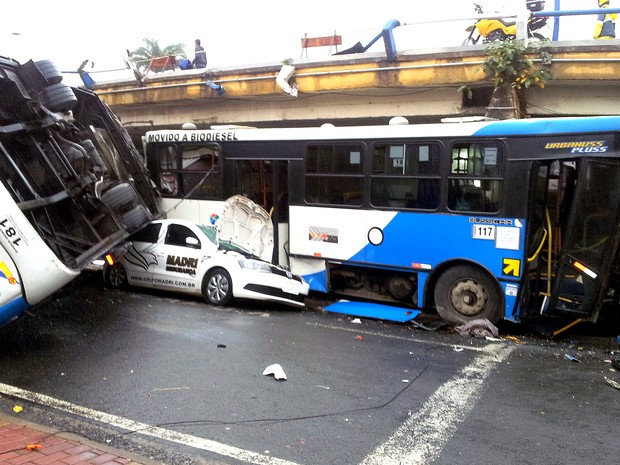 Ônibus do transporte público em Campinas despencou de viaduto no Centro (Foto: Luciano Calafiori/G1)