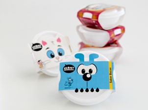 Embalagens dos sorvetes de gato e cachorro, fabricados pela Ice Pet (Foto: Caio Kenji/G1)