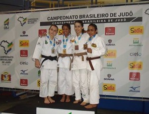 Bruna Silva no pódio com a medalha de bronze (Foto: Antonio Marques Nunes)