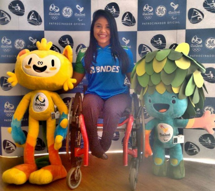 Debora Benevides com os mascotes da Olimpíada e Paralimpíada (Foto: Reprodução)