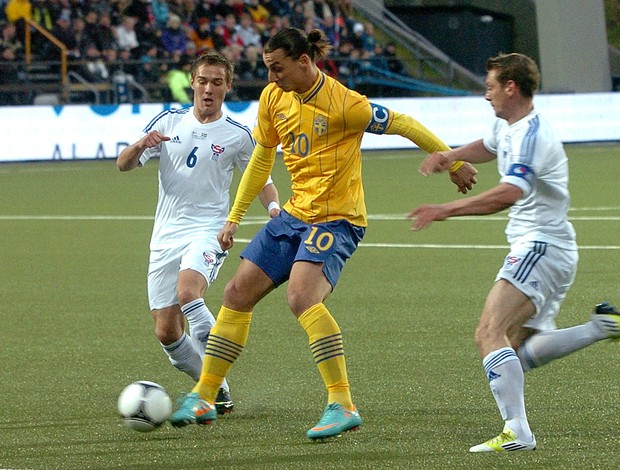 Ibrahimovic na partida da Suécia contra as Ilhas Faroe (Foto: Reuters)