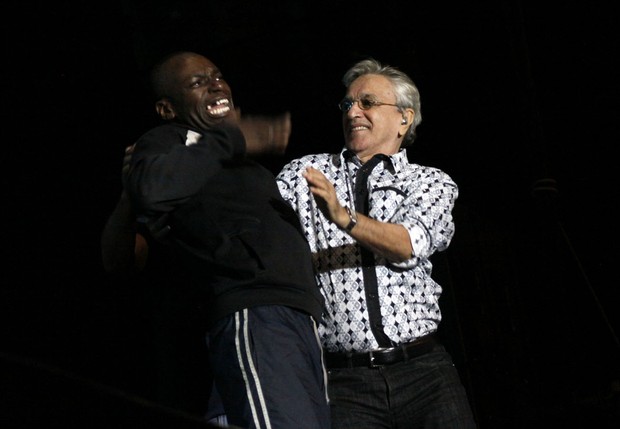Homem ganha invade palco e ganha abraço de Caetano Veloso (Foto: Celso Tavares/EGO)