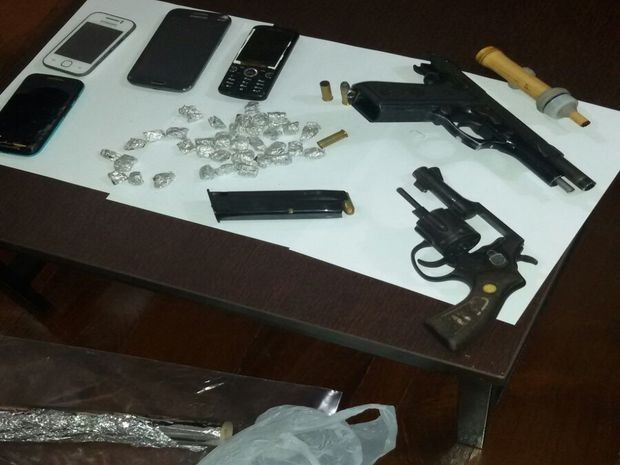 Material apreendido com os suspeitos, armas são as mesmas que aparecem na foto acima (Foto: PM/Divulgação)