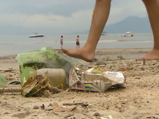 Sujeira incomoda banhistas na praia Matin de Sá, em Caraguatatuba. (Foto: Reprodução/TV Vanguarda)