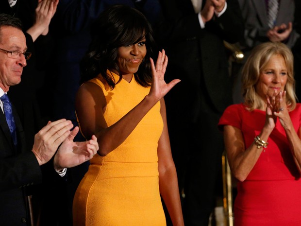 A primeira-dama dos EUA, Michelle Obama, acena durante o discurso do Estado da União, ao lado do governador de Connecticut, Dannel Malloy, e da mulher do vice-presidente, Jill Biden (Foto: Reuters/Jonathan Ernst)
