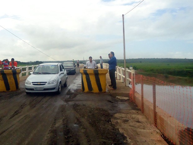 No momento apenas veículos leves estão autorizados a fazer a travessia pela Ponte da Batalha (Foto: Divulgação/Secom-PB)