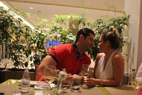 Ex-BBBs Marcelo Zagonel e Natalia Casassola em restaurante no Rio (Foto: Marcus Pavo/ Ag. News)
