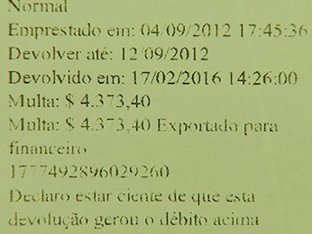 Aluno foi multado em R$ 4,3 mil após devolver livro com quase 4 anos de atraso (Foto: Reprodução/TVCA)