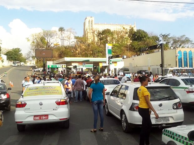 Taxista fazem protesto em Cuiabá (Foto: Stephanie Freitas/G1)