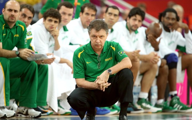 O técnico Rubén Magnano faz cara feia no Brasil x Argentina no basquete (Foto: Getty Images)