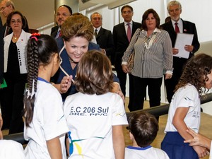 Dilma conversa com alunos de escola pública do Distrito Federal antes da cerimônia do Pacto Nacional pela Alfabetização na Idade Certa  (Foto: Roberto Stuckert Filho/PR)