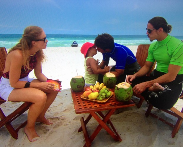 Os três batem papo na praia (Foto: TV Globo)