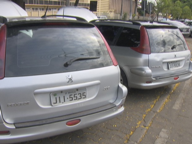 Carros com placas clonadas foram levados para a delegacia   (Foto: Reprodução/ TV Globo)