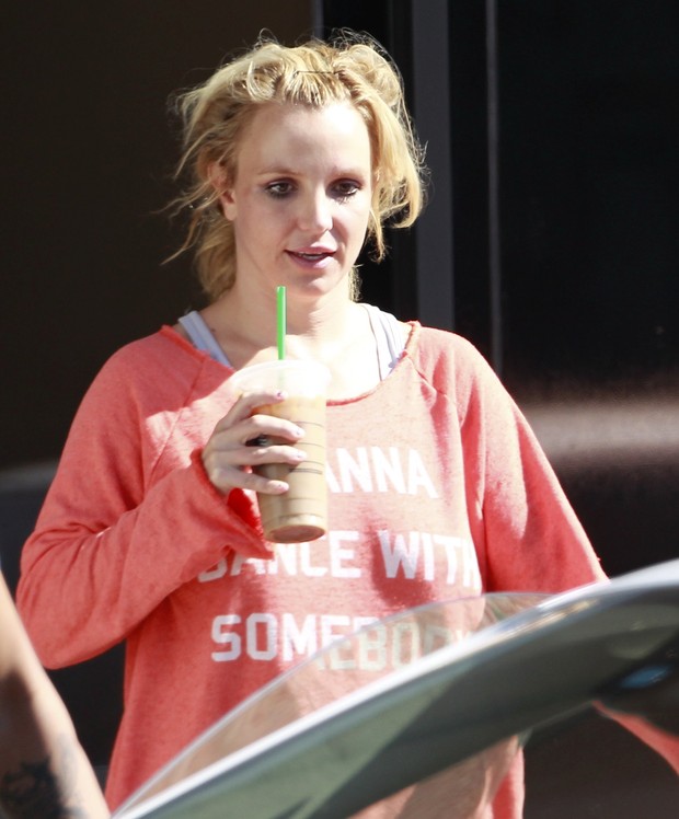 X17 - Britney Spears deixa cafeteria em Los Angeles, nos Estados Unidos (Foto: X17/ Agência)