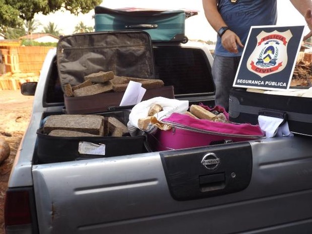 Drogas apreendidas em malas que circulavam nas rodovias federais (Foto: Divulgação/SSP-TO) Drogas apreendidas em malas que circulavam nas rodovias federais (Foto: Divulgação/SSP-TO)