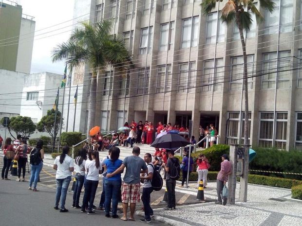 Professores acompanham julgamento em frente ao TJSE (Foto: Tássio Andrade/G1)