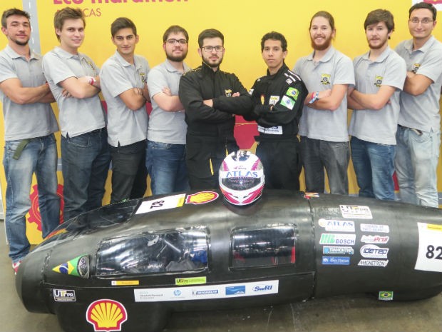 Parte da equipe que desenvolveu o carro que percorre 316 km com um litro de etanol (Foto: Equipe Pato a Jato/Divulgação)
